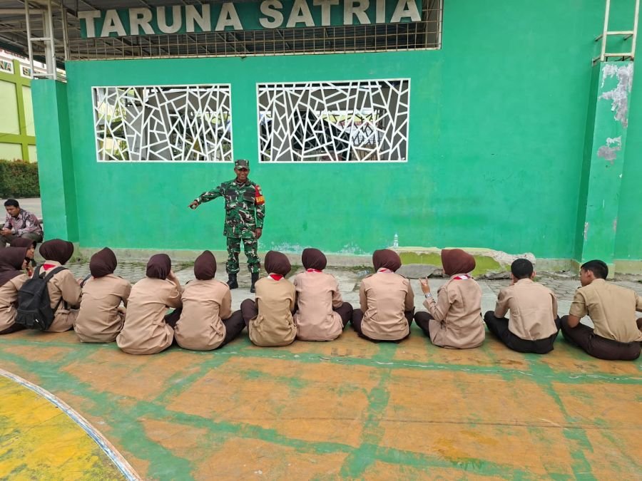 Babinsa Sukajadi Tanamkan Wawasan Kebangsaan dan Disiplin kepada Siswa Pramuka SMK Taruna Satria