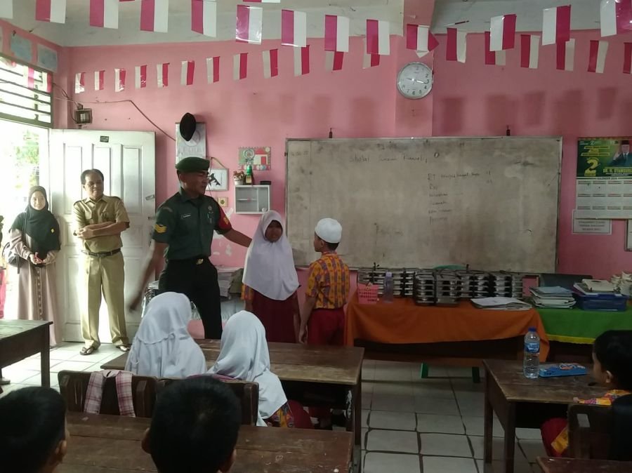 Babinsa Sukamaju Awasi Distribusi MBG di SDN 82 Pekanbaru