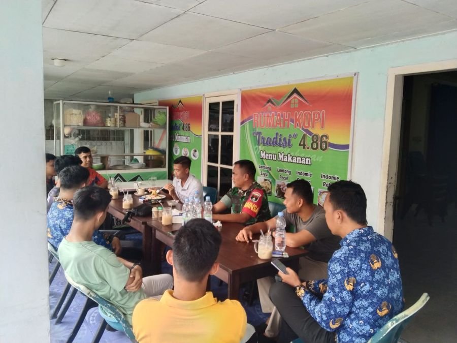 Babinsa Sukamaju Jalin Komsos dengan Tokoh Pemuda, Dorong Semangat Olahraga Generasi Muda
