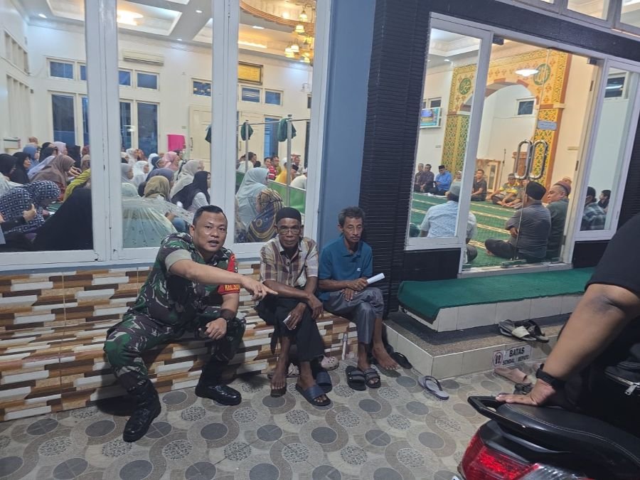 Babinsa Sukamaju Pererat Silaturahmi dengan Jamaah Masjid Melalui Komsos