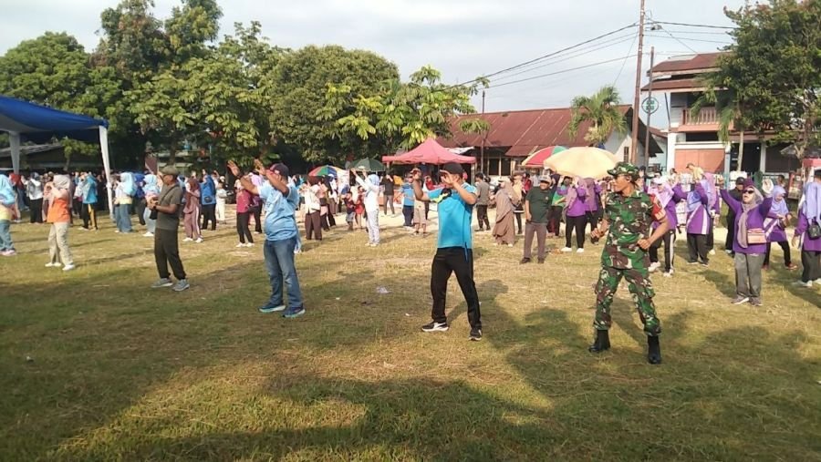 Babinsa Sukamulia Bersama Warga Gelar Senam Sehat Tingkatkan Kebugaran