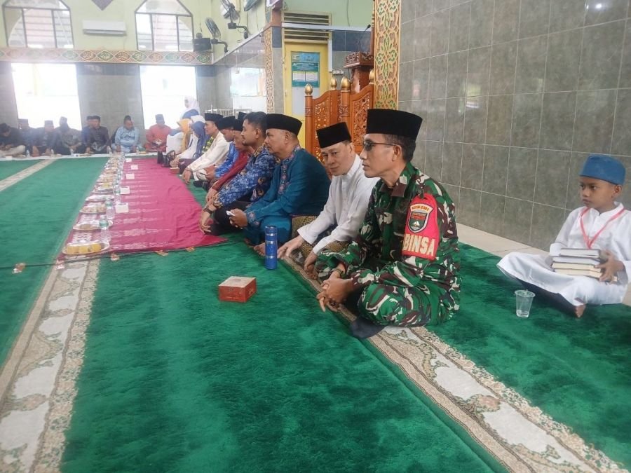 Babinsa Sukamulia Hadiri Pengajian, Wujudkan Kedekatan TNI dengan Masyarakat