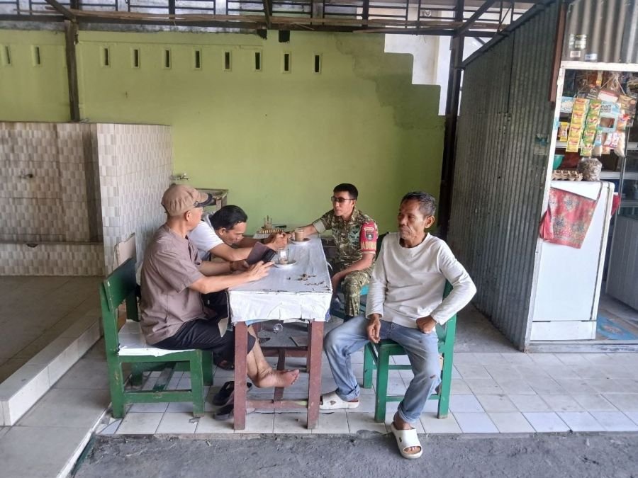 Babinsa Sukamulia Pererat Kemanunggalan TNI dan Rakyat Melalui Komsos