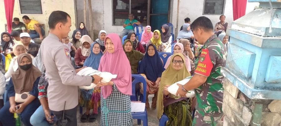 Babinsa Sukaramai Dampingi Penyaluran Bantuan Pangan Beras untuk 499 KK