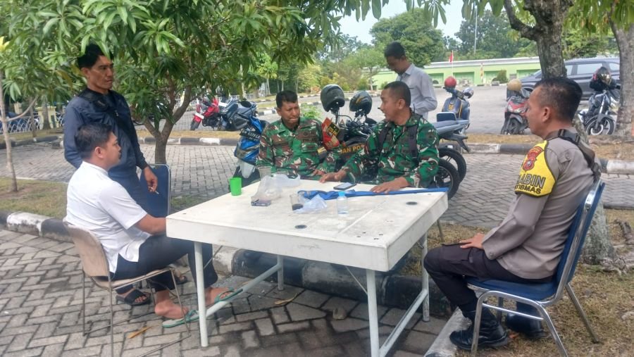 Babinsa Sumahilang Komsos Bersama Petugas Masjid Bahas Ketertiban Lingkungan