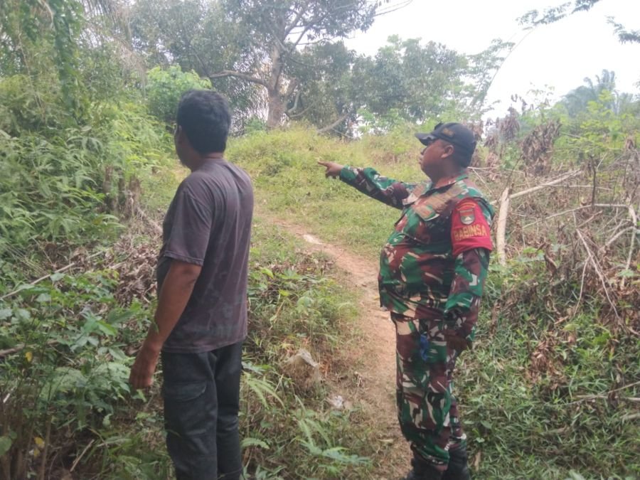 Babinsa Sungai Ambang Intensifkan Patroli dan Sosialisasi Cegah Karhutla di Wilayah Rumbai Timur
