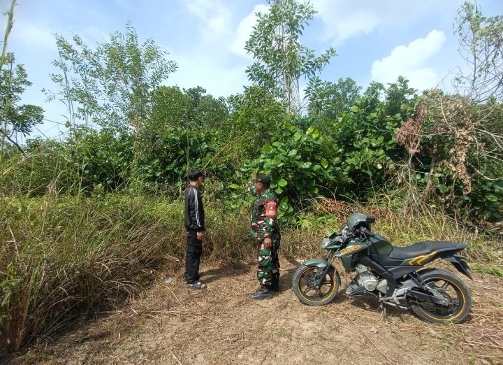 Babinsa Sungai Ambang Perketat Patroli Karhutla, Serka Andi Saputra Sisir Wilayah Rumbai Timur, Hots