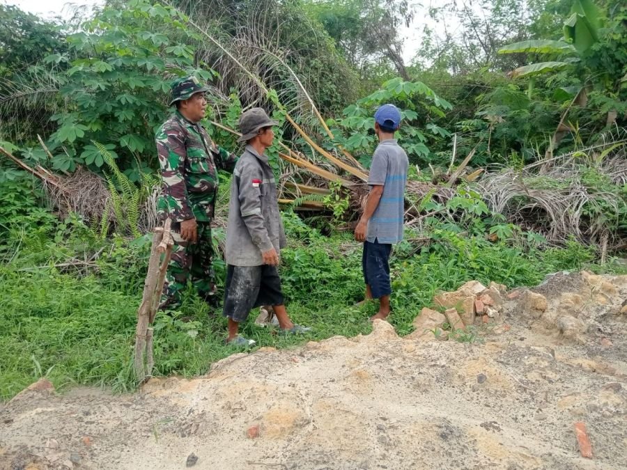 Babinsa Sungai Ambang Sisir Titik Rawan Karhutla di Rumbai Timur, Pastikan Tak Ada Ruang bagi Api