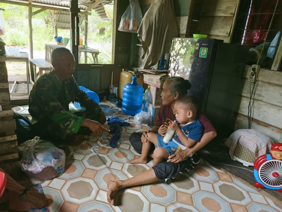 Babinsa Sungai Apit Pantau Langsung Perkembangan Anak Stunting di Teluk Batil