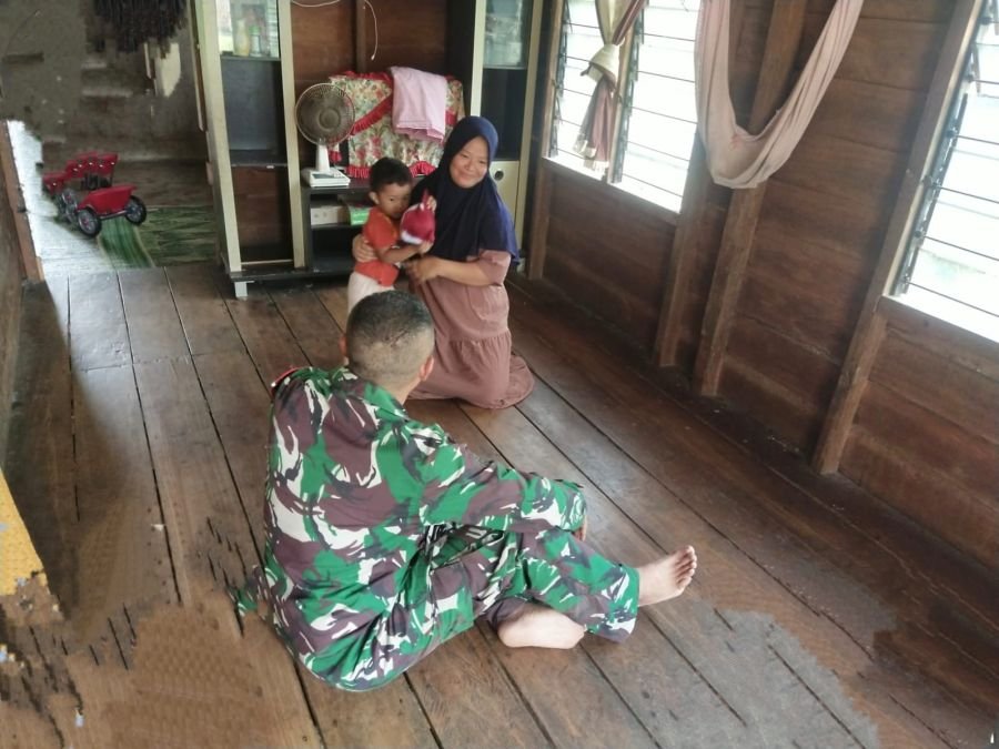 Babinsa Sungai Apit Pantau Perkembangan Alghazala Pasca Bantuan Gizi