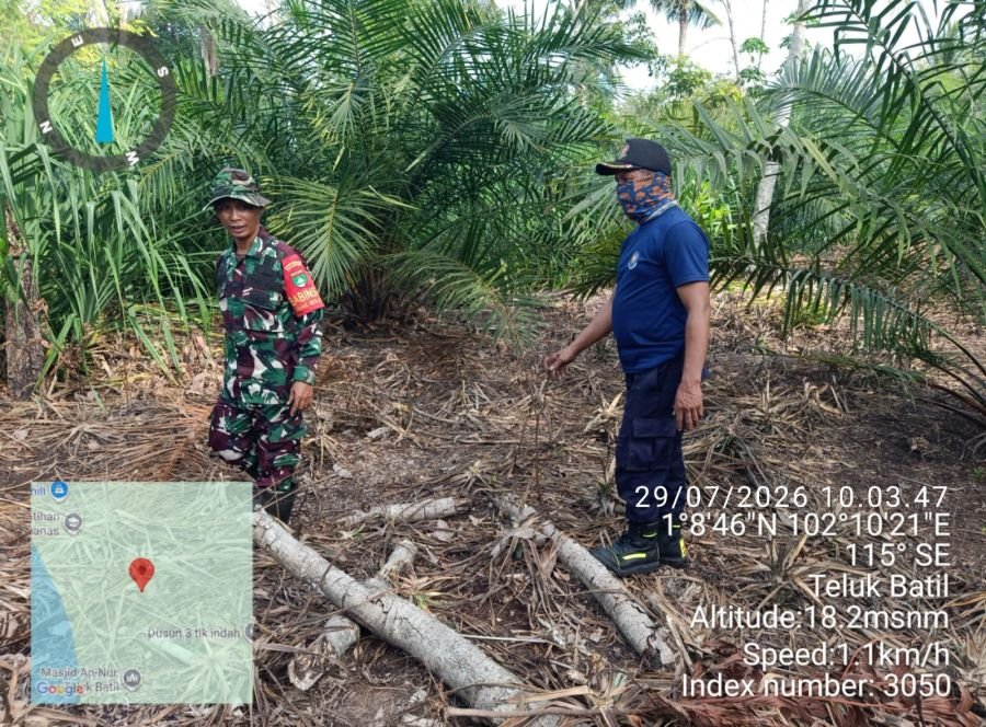 Babinsa Sungai Apit Pastikan Teluk Batil Bebas Titik Api Saat Patroli