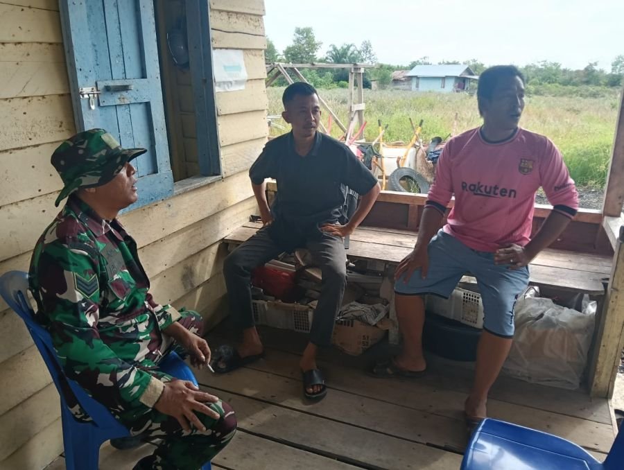 Babinsa Sungai Apit Perkuat Kewaspadaan Karhutla di Kampung Penyengat