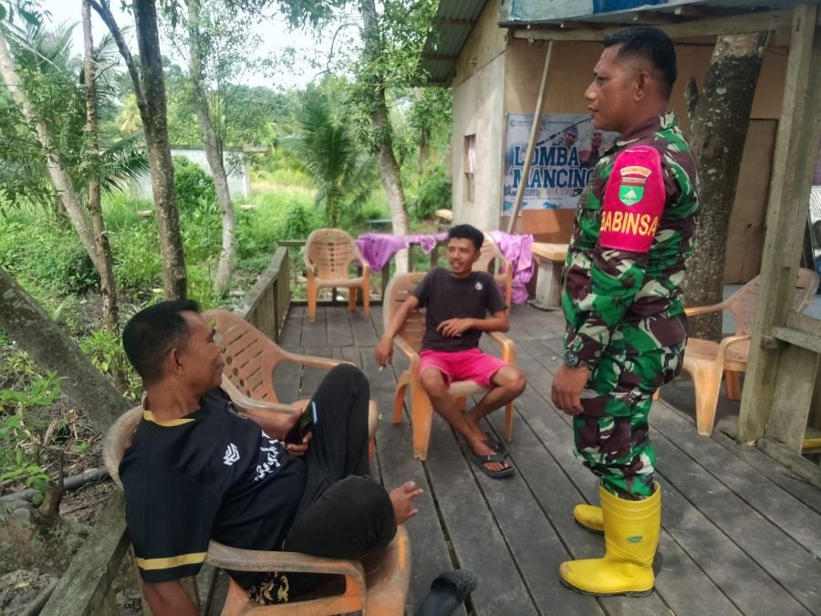 Babinsa Sungai Apit Perkuat Komsos, Warga Diajak Cegah Karhutla Sejak Dini