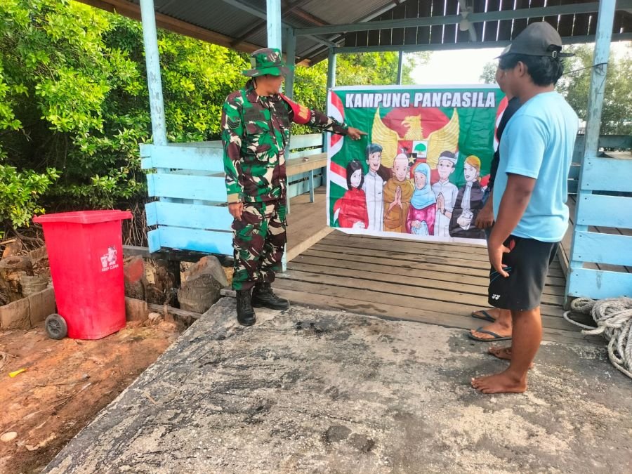 Babinsa Sungai Apit Perkuat Nilai Pancasila Melalui Komsos di Kampung Penyengat
