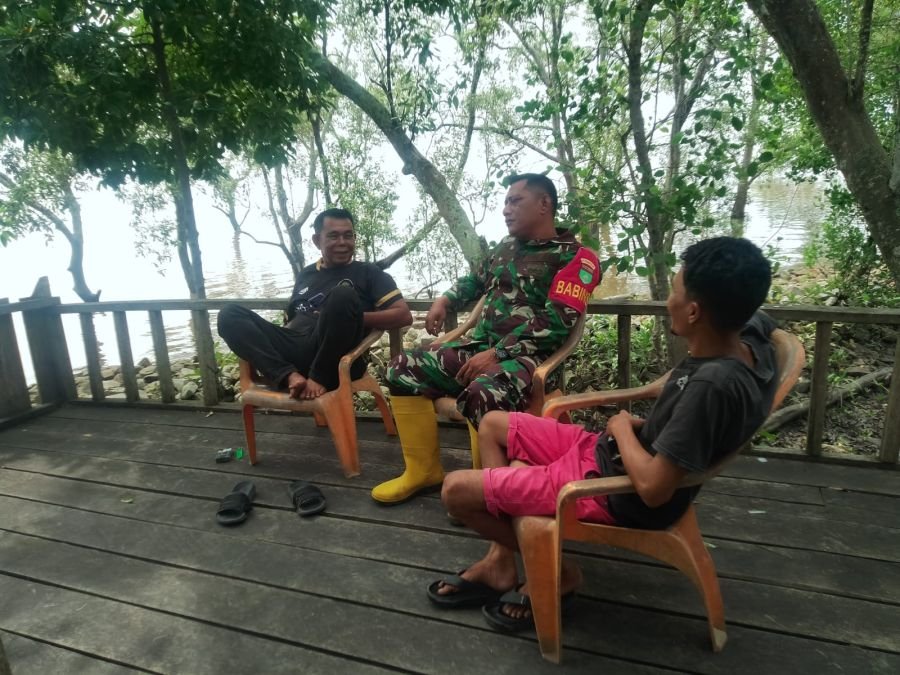 Babinsa Sungai Apit Perkuat Pencegahan Karhutla Lewat Komsos di Kampung Lalang