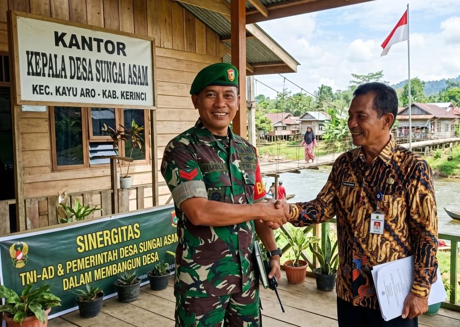 Babinsa Sungai Asam Perkuat Sinergi dengan Kepala Desa