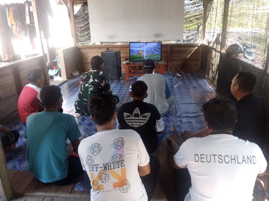 Babinsa Sungai Besar Gelar Nobar Piala Dunia 2026 Bersama Warga, Suasana Berlangsung Aman dan Kondus