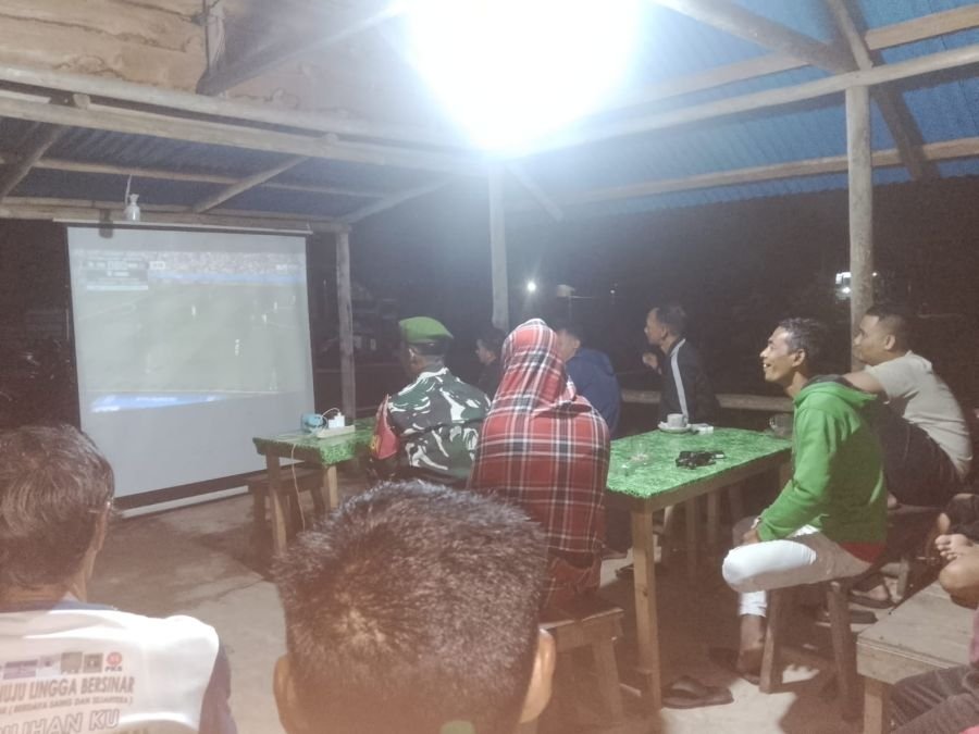 Babinsa Sungai Besar Nobar Piala Dunia Bersama Warga, Ingatkan Pentingnya Menjaga Kesehatan