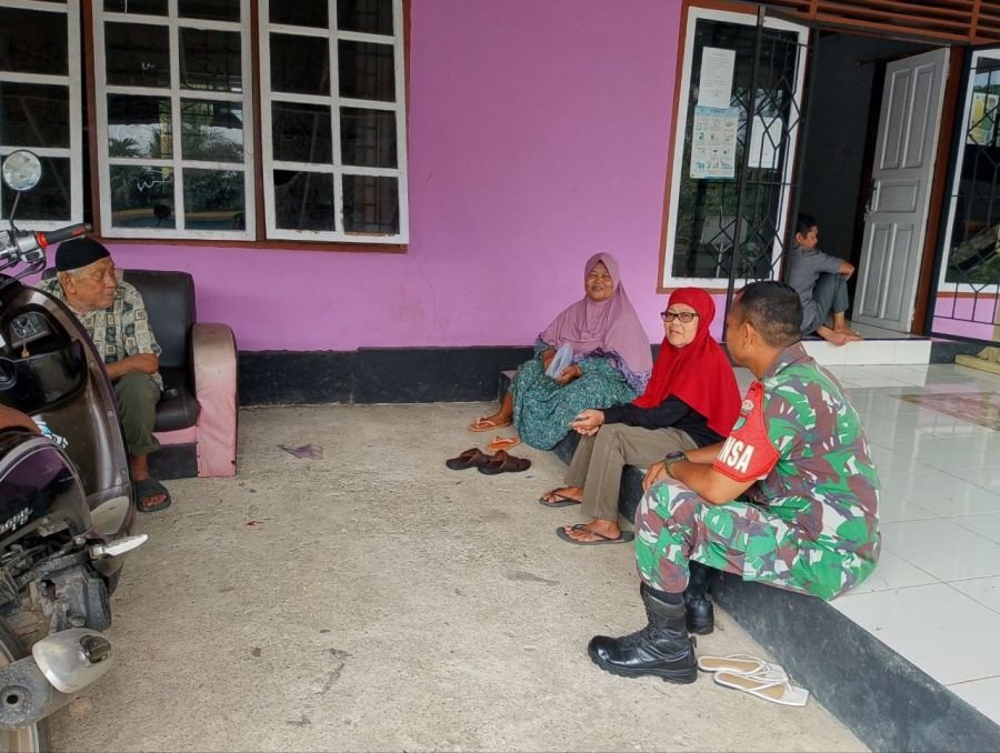 Babinsa Sungai Dawu Koramil 01/Rengat Melaksanakan Komsos Dengan Tokoh Masyarakat