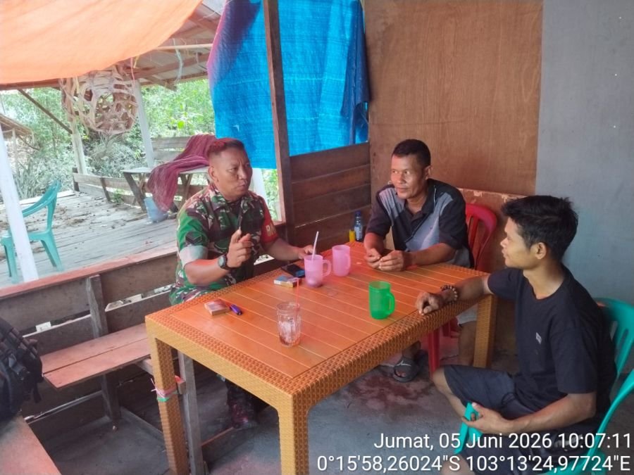 Babinsa Sungai Dusun Ingatkan Warga Jaga Kebersihan Lingkungan