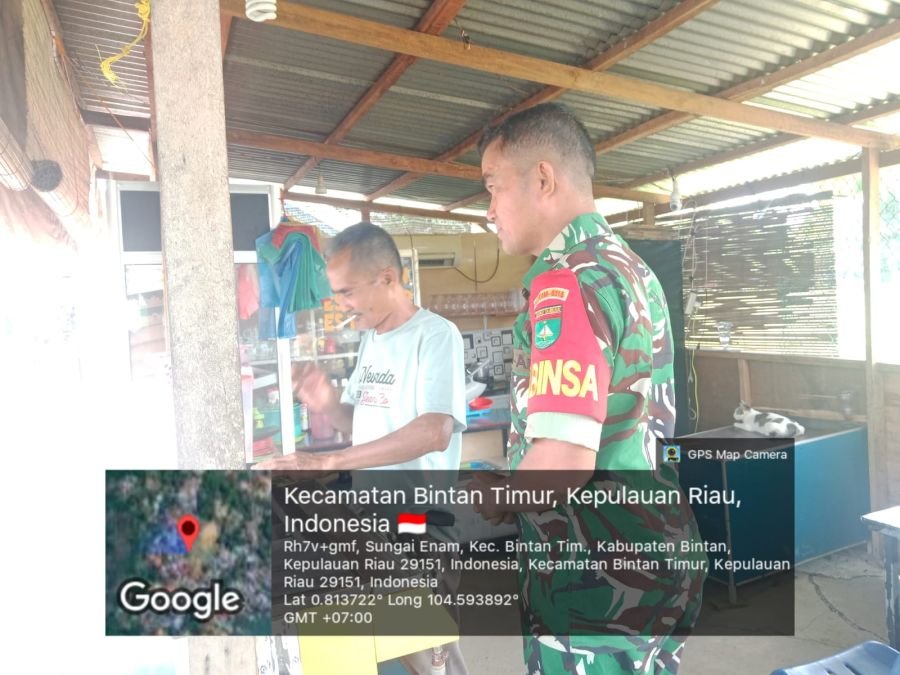 Babinsa Sungai Enam Ingatkan Pelaku UMKM Pertahankan Kualitas Produk Otak-otak Khas Daerah.
