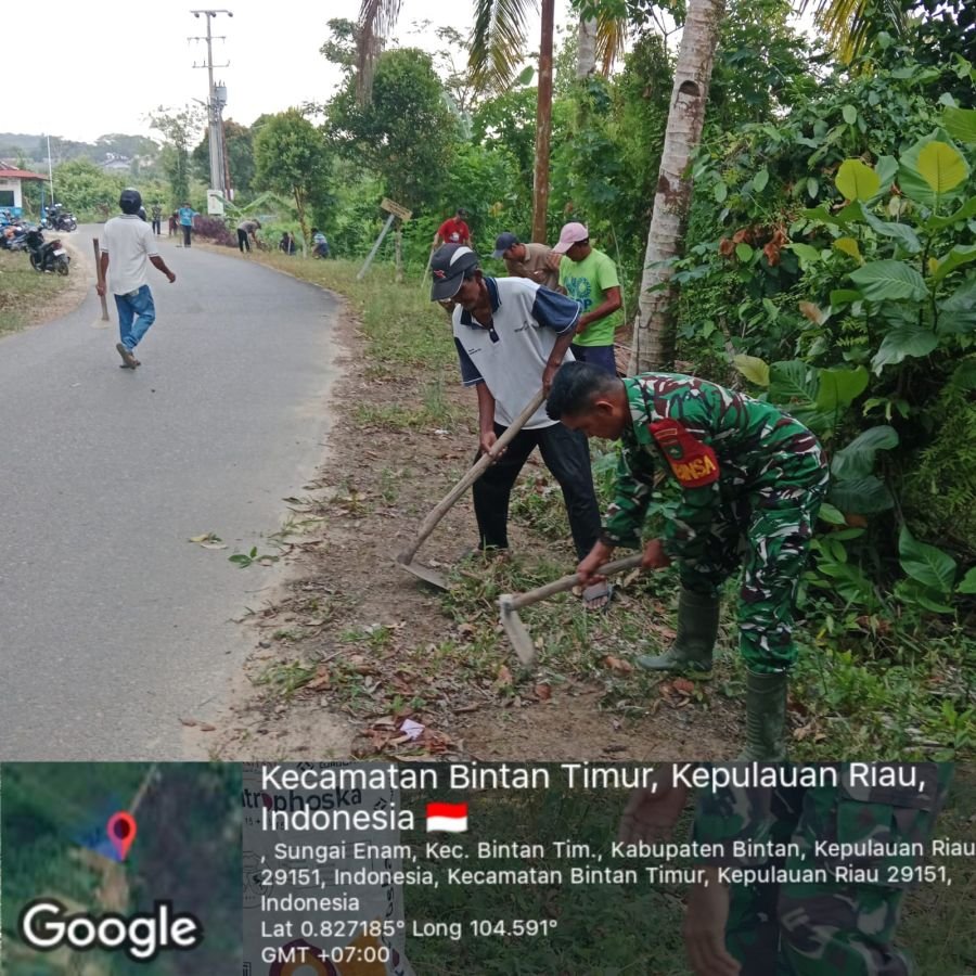 Babinsa Sungai Enam Pimpin Gotong Royong Bersihkan Selokan Cegah Genangan Air