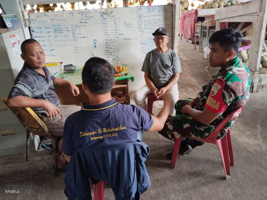 Babinsa sungai Jang menghimbau kepada warga untuk tetap saling peduli terhadap kebersihan lingkungan