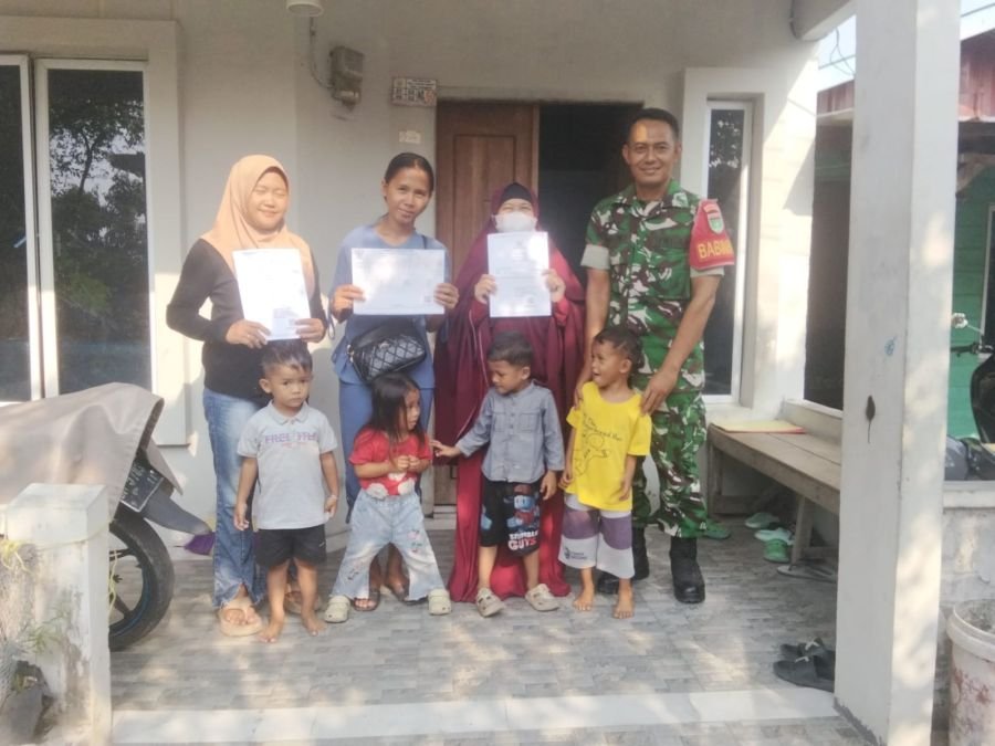 Babinsa Sungai Lakam Barat Serahkan Dokumen Kependudukan kepada Warga