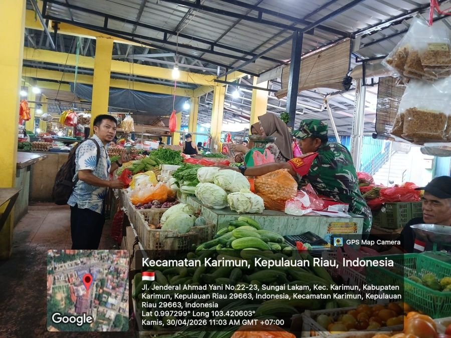 Babinsa Sungai Lakam Turun ke Pasar, Jaga Harga Tetap Stabil