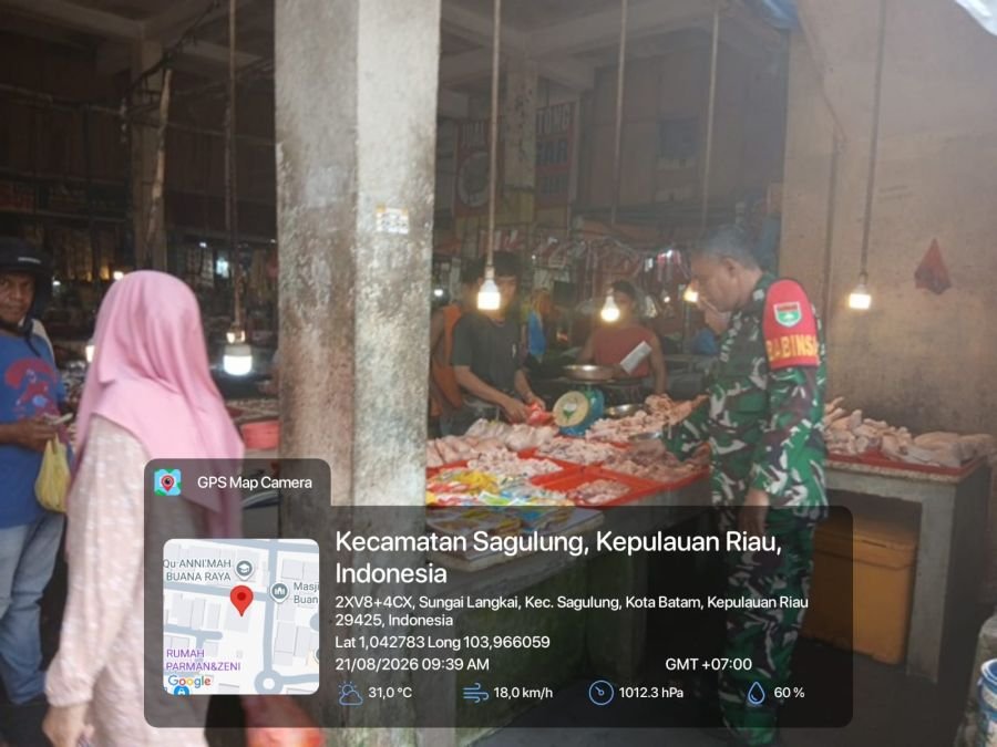Babinsa Sungai Langkai Perkuat Keamanan dan Kebersihan Pasar