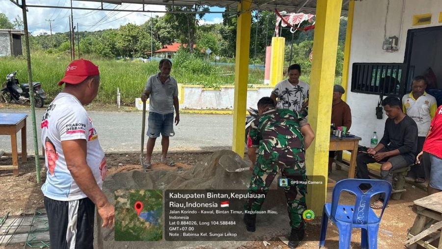 BABINSA SUNGAI LEKOP BANTU PERBAIKAN POS KAMLING BERSAMA WARGA