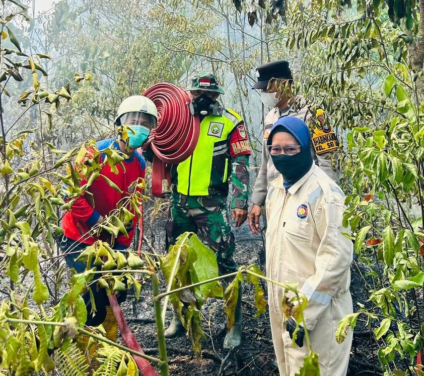 Babinsa Sungai Lekop Bersama Instansi Terkait Laksanakan Pemadaman Kebakaran Lahan Kosong