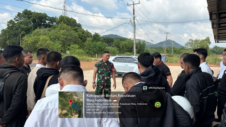 BABINSA SUNGAI LEKOP HIMBAU WARGA UTAMAKAN KESELAMATAN BERKENDARA DI JALAN KORINDO.