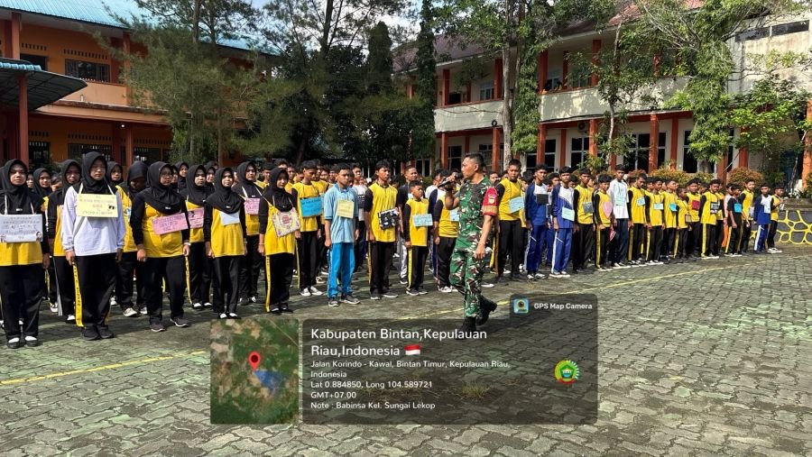 Babinsa Sungai Lekop Jadi Narasumber MPLS di SMAN 1 Bintim, Tanamkan Nilai Disiplin dan Cinta Tanah
