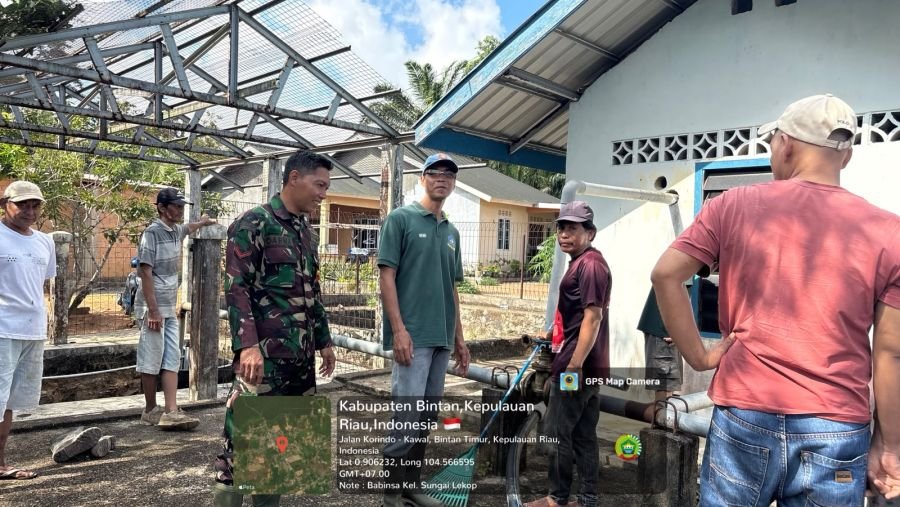 BABINSA SUNGAI LEKOP PIMPIN GOTONG ROYONG BERSAMA WARGA DI JALAN NUSANTARA