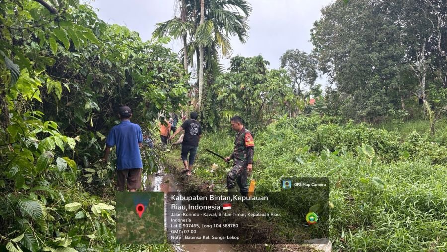 BABINSA SUNGAI LEKOP PIMPIN GOTONG ROYONG BERSAMA WARGA DAN KARANG TARUNA