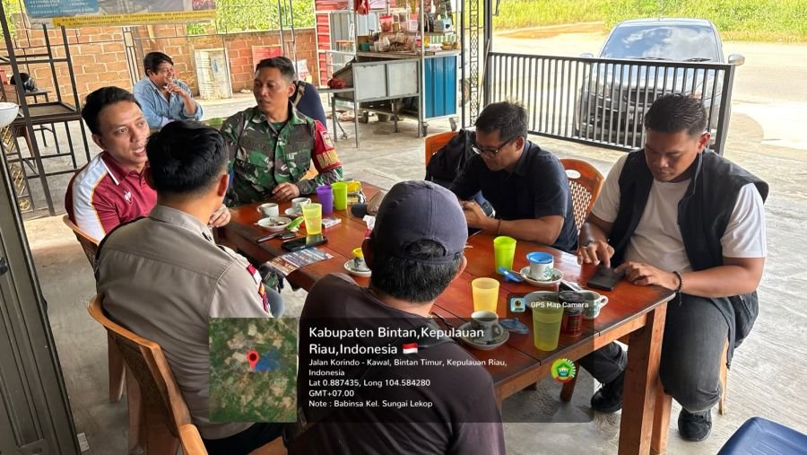 Babinsa Sungai Lekop Tinjau Lokasi Pasca Kebakaran Lahan, Susun Langkah Antisipasi Kebakaran Berulan