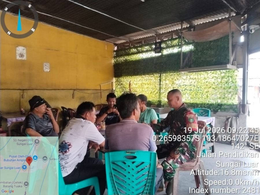 Babinsa Sungai Luar Ajak Warga Jaga Kebersihan Lingkungan Melalui Komsos