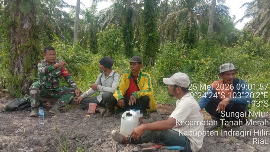 Babinsa Sungai Nyiur koramil 02/TM Sosialisasikan Bahaya Bakar Lahan ke Petani Sungai Udang
