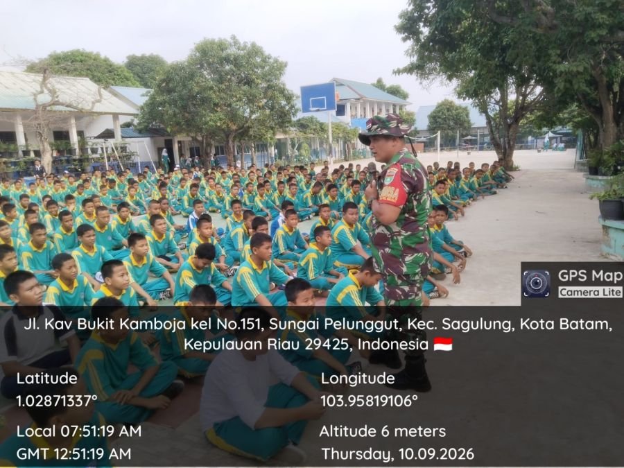 Babinsa Sungai Pelunggut Bekali 811 Siswa dengan Disiplin dan Wasbang