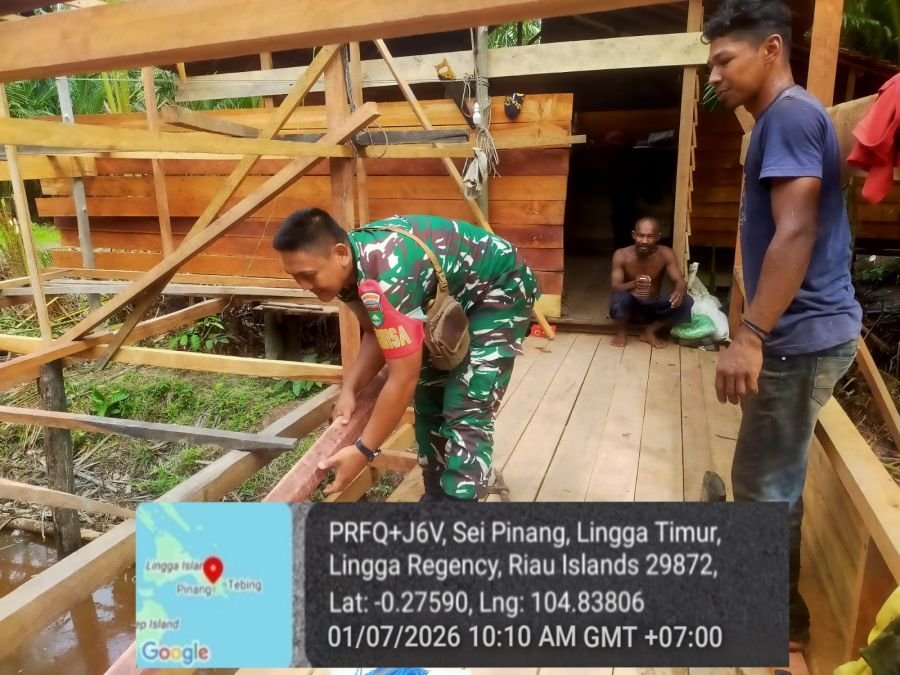 Babinsa Sungai Pinang Bantu Warga Bangun Rumah Panggung, Wujud Kepedulian TNI di Tengah Masyarakat