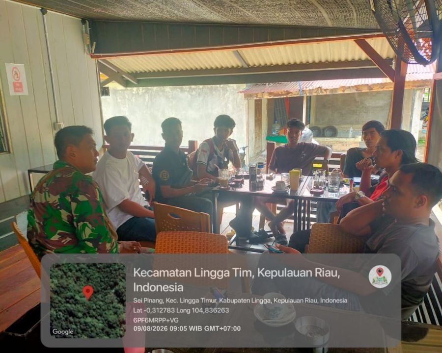 Babinsa Sungai Pinang Imbau Warga Tak Bakar Sampah Sembarangan di Tengah Musim Kemarau