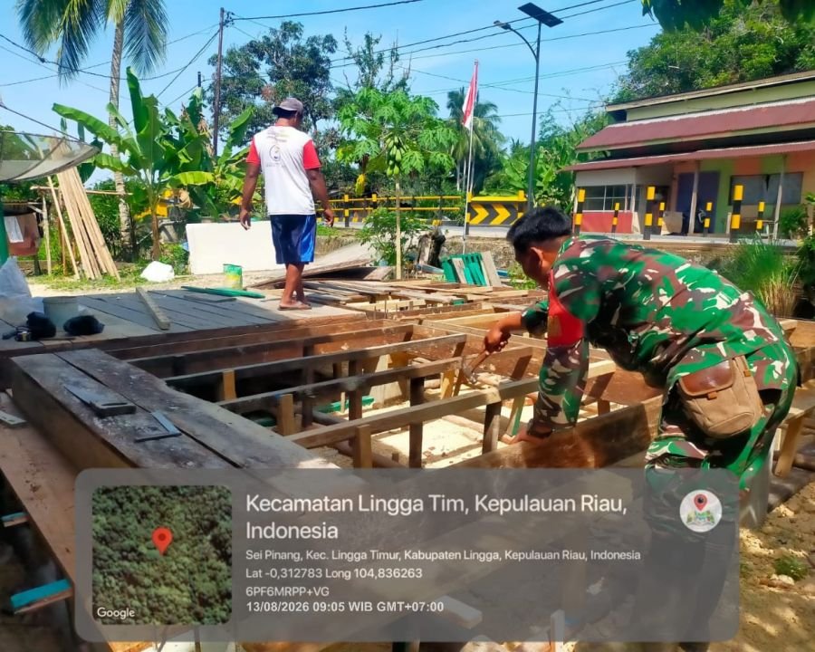 Babinsa Sungai Pinang Sambangi Warga, Bantu Pembangunan Rumah Panggung