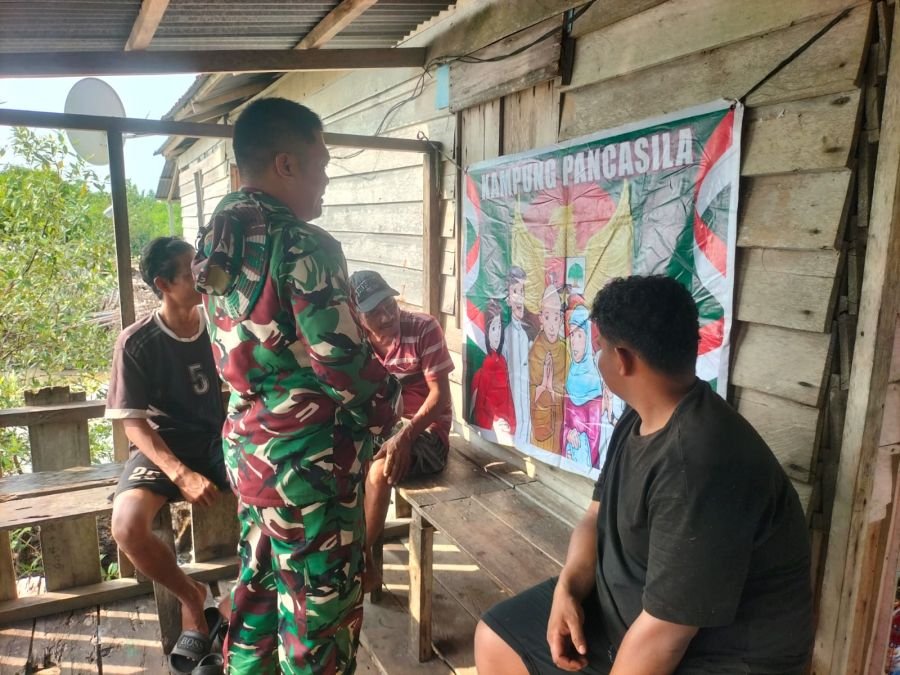 Babinsa Sungai Rawa Perkuat Nilai Pancasila Lewat Komsos