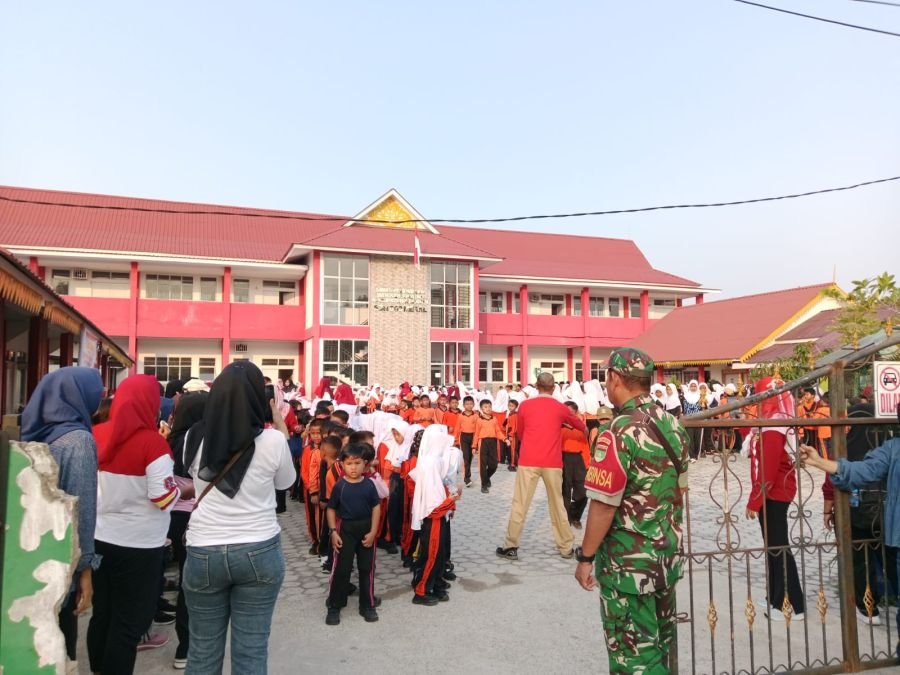 Babinsa Sungai Raya Amankan Jalan Santai Siswa SD 003 Meral