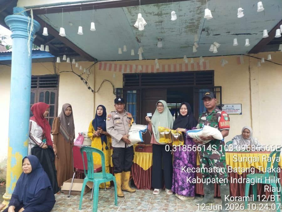 Babinsa Sungai Raya Dampingi Penyaluran Bantuan Beras dan Minyak Goreng dari Bulog
