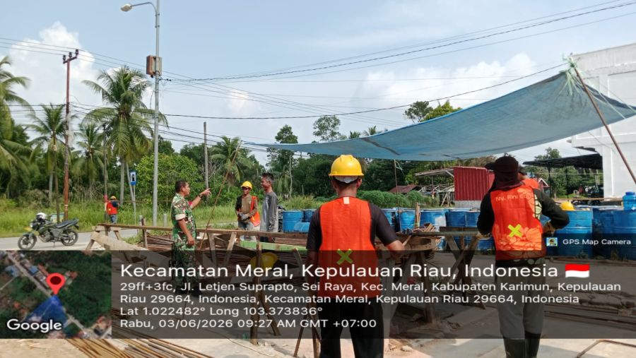 Babinsa Sungai Raya Kawal Perbaikan Jalan Strategis Menuju Pelabuhan Ro-Ro