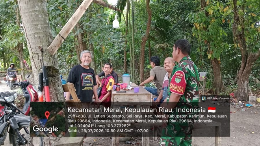 Babinsa Sungai Raya Kawal Perbaikan Jalan, Serap Aspirasi Warga