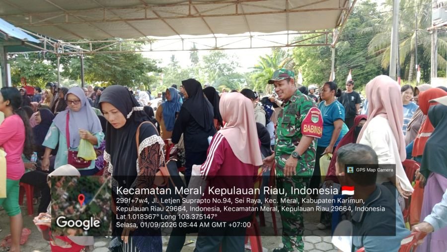 Babinsa Sungai Raya Pantau Penyaluran Beras Bulog untuk Warga Kurang Mampu
