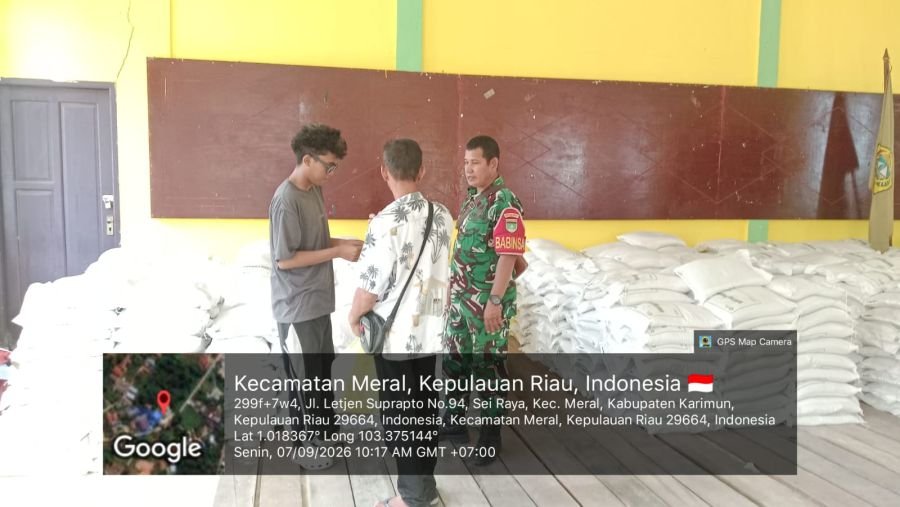 Babinsa Sungai Raya Pantau Penyaluran Beras Bulog untuk Warga Kurang Mampu